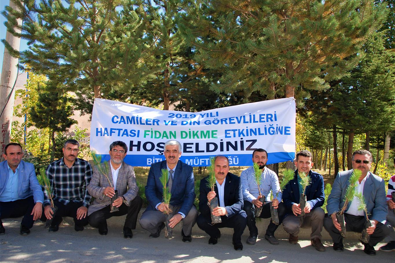 Fidanlar çorak toprak ile buluşturuldu Fidanlar çorak toprak ile buluşturuldu